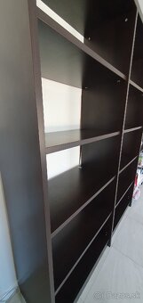 Predám 2ks drevené tmavo hnedé regále do obchodu - 9