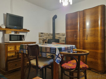 RODINNÝ a HOSŤOVSKÝ DOM,STODOLA a POZEMOK 2924m2 HRÁDOK-NMNV - 9