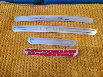 Prahové lišty SEAT s napisom LEON a napisom FR - 9