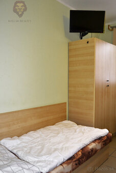 NA PREDAJ RODINNÝ DOM SO SAMOSTATNOU UBYTOVŇOU V OBCI ZAVAR - 9