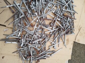 Staré nity.klince na podkovy.kluce - 9