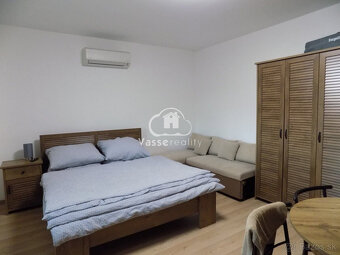 Dom s 2 apartmánmi a pozemkami na stavbu domu v Štúrove   . - 9