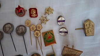 Různé odznaky z armády, včelařství, náboženství, atd - 9