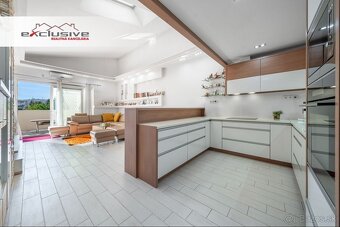 RODINNÝ DOM s POLYFUNKCIOU–2x BYT+KOMERČ.PRIESTOR,UL.JARKOVÁ - 9