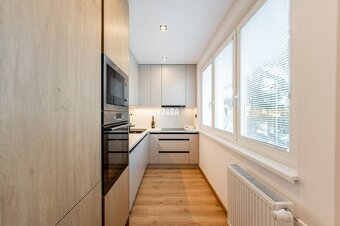 Západ - Trieda SNP - krásny 2 izb, byt 55 m2 + LOGGIA. Komp. - 9