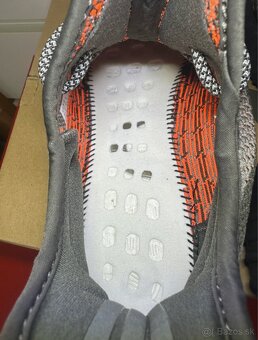 Yeezy 350 V2 Carbon Beluga - 9