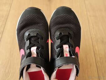 Dievčenské tenisky NIKE č. 30 (19,2 cm) TOP STAV - 9