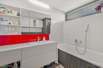 Príjemný  4 izbový byt na KOLIBE s vnútorným bazénom, saunou - 9