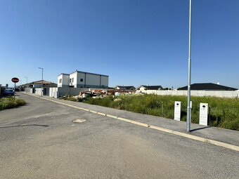 Krásny stavebný pozemok s platným stavebným povolením a proj - 9