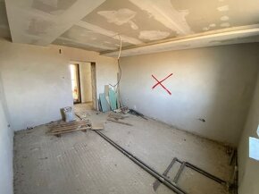 Exkluzívne rozostavaný dom a hosp. objekt v obci Veľké Lovce - 9