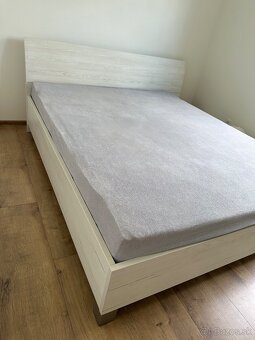 Manželská posteľ 180x200 ,2 nočné stolìky , rošt - 9