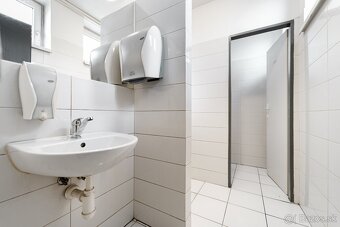 Ponúkame na predaj budovu pre obchod a služby na stanici - 9