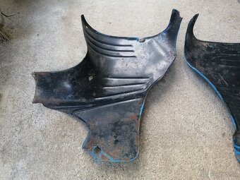 Predám podsedlové plechy na Jawa 550 - 9