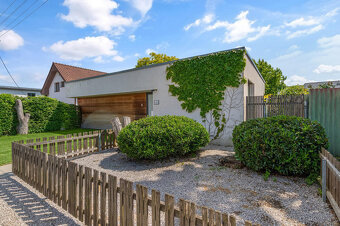 Moderný dom ukrytý za nenápadným vizuálom z ulice - 9