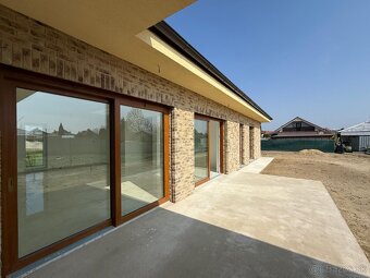 Luxusný 4-izb.Bungalov s dvojgarážou, s fotovoltaikou...... - 9