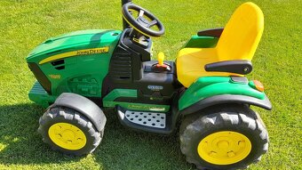 Predám elektr.traktor Peg Perego John Deere - 9