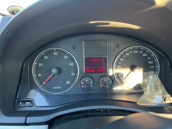 Volkswagen Golf 5 1.6 - 9