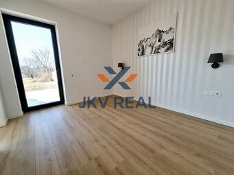 3D OBHLIADKA NA PREDAJ 4-IZBOVÝ RODINNÝ DOM S TERASOU A VEĽ - 9