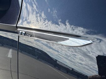 Volkswagen Passat Variant 2.0 TDI EVO Elegance DSG
- 9
