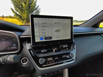 Toyota Corolla Cross 2.0 Hybrid Executive 4x4 • Záruka • - 9