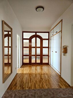 Väčší rodinný dom - garáže pre 4 autá - 9