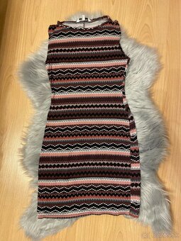 2x obtiahnuté šaty - 9