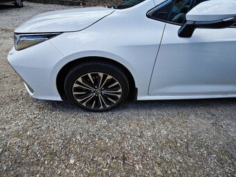 predam TOYOTA Corolla 1,8 hybrid STYLE 2024, len 4700km - 9