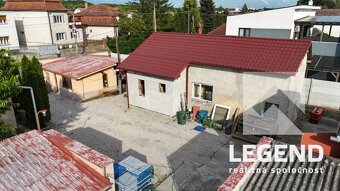 Polyfunkčný objekt Kolárovo, 2 domy, 4 garáže, parkovanie - 9