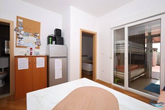 ☀Vodice(HR)-Zariadený 2 izbový apartmán s dvorom - 9