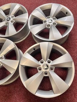 5x112 R17 alu disky originál Škoda Kodiaq 2021 - 9