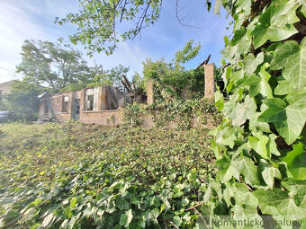 Rovinatý pozemok s pozostatkami domu v podunajskej obci Kr - 9