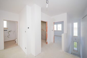 NADŠTANDARDNÝ 5-IZBOVÝ RODINNÝ DVOJDOM S VYSOKÝMI STROPMI - 9