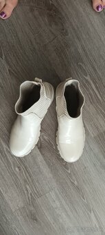 Kremove leskle cizmy velkost 39 Steve Madden - 9