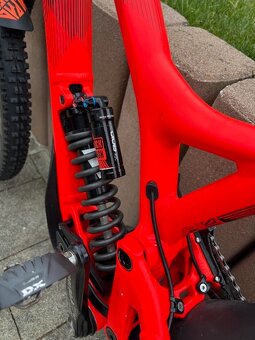 Predám zjazdový bicykel Commencal supreme V4 DH Race - 9