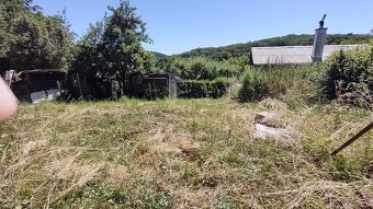 ZÁHRADA V KAVEČANOCH S ROZOSTAVANOU CHATOU - 9