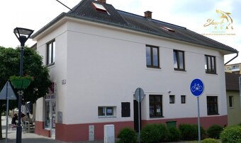 Dom na námestí. Bývanie a podnikanie v jednom. - 9