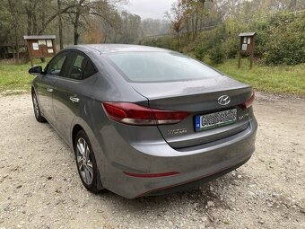 Hyundai Elantra 1.6 CRDi 2017, TOP stav, garážovaná - 9