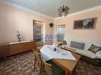 Starší zachovalý rodinný dom v tichej ulici v obci Hájske - 9