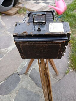 Historický fotoaparát, drevený statív. - 9