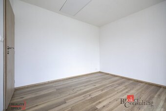 NA PREDAJ Jedinečný rodinný dom, tiché okolie, nádherné vý - 9
