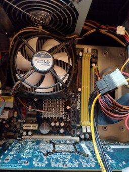 Predám skladaný Pc starší ma procese Intel i7. - 9