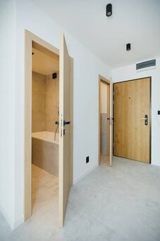 NOVOREKONŠTRUOVANÝ 4 - IZBOVÝ BYT , UL. HUMENSKÁ, TERASA - 9