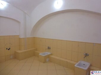 HLAVNÁ: 1.p.- 34,5 m2 - IDEÁLNE na KADERNÍCTVO - VOĽNÉ PRIES - 9