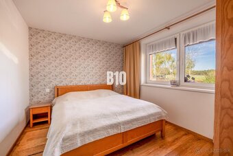 RODINNÝ DOM S ÚŽASNÝM SÚKROMÍM, VEĽKORYSÝM POZEMKOM A MODERN - 9