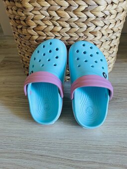 KRÁSNE ŠĽAPKY značky CROCS, PC 57 EUR - 9
