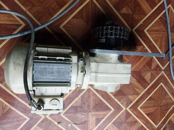 Elektromotor s prevodovkou - 9