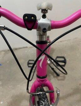 Růžový holčičí kolo značky Specialized - 9