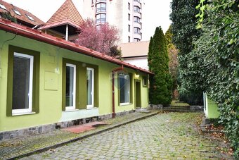 Na predaj jedinečná obchodná budova v meste Lučenec - 9