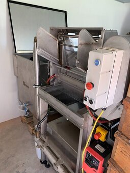 Predám linku na vytáčanie medu. - 9