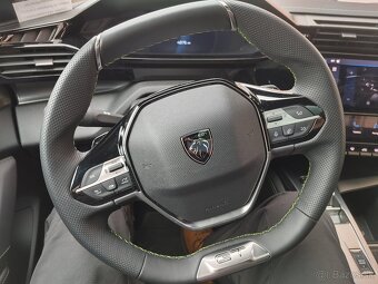 Peugeot 408 so strešným oknom - 9